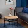 Okrągły minimalistyczny, elegancki stolik do salonu, na stalowej podstawie malowanej proszkowa na czarna, z cienką półką pod blatem.