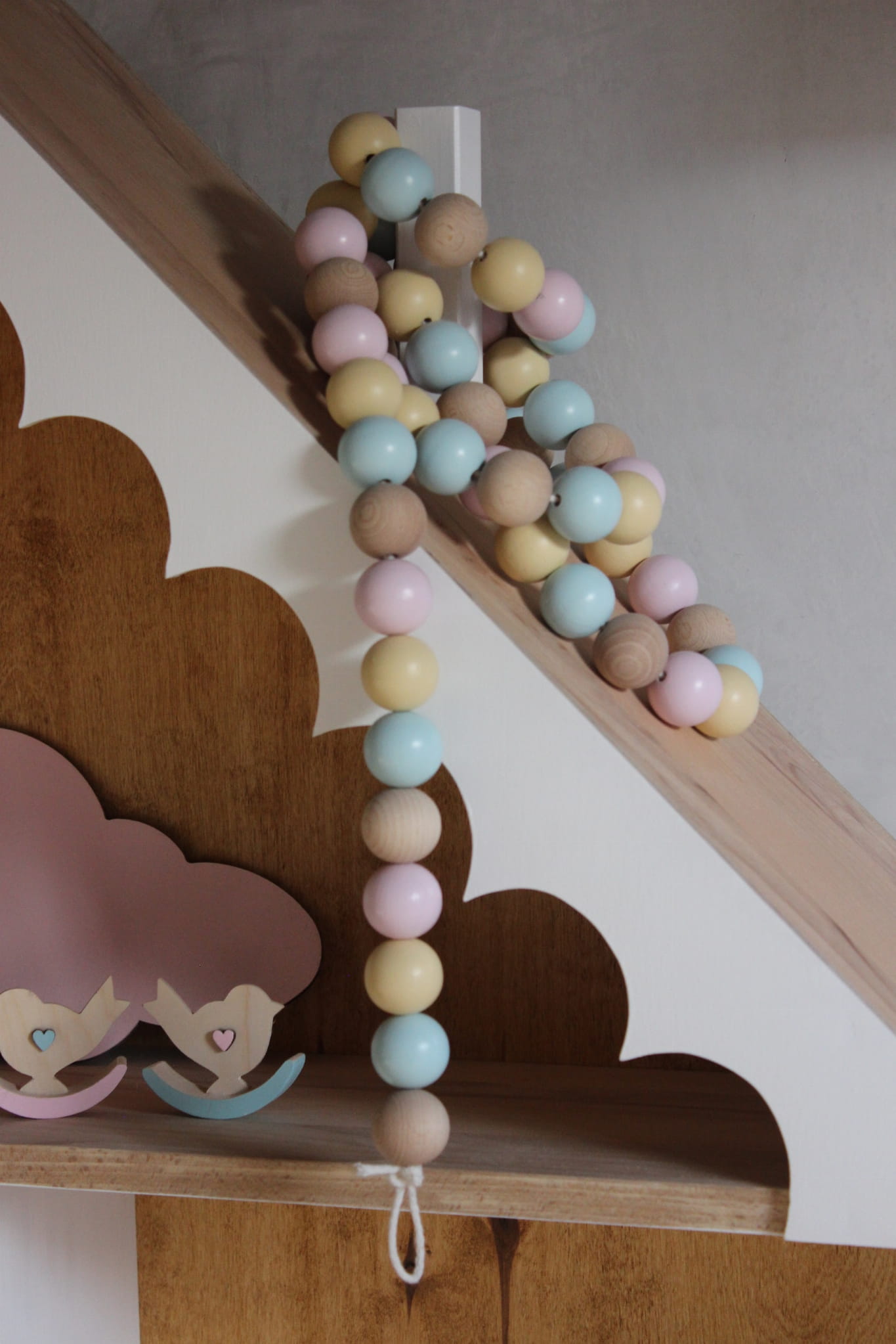 Drewniana girlanda ozdobna z drewnianych kulek do pokoju dziecka.