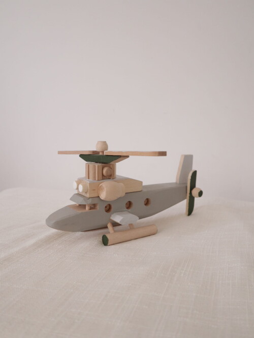 Drewniany helikopter - zabawka ponadczasowa
