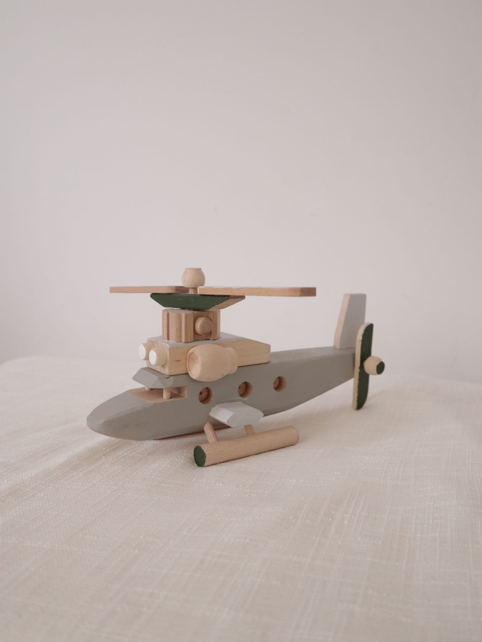 Drewniany helikopter - zabawka ponadczasowa