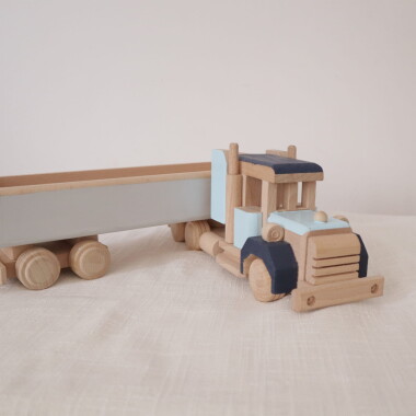 Drewniany ręcznie malowany samochód zabawka. Prezent dla małego chłopca.