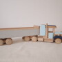Drewniany ręcznie malowany samochód zabawka. Prezent dla małego chłopca.