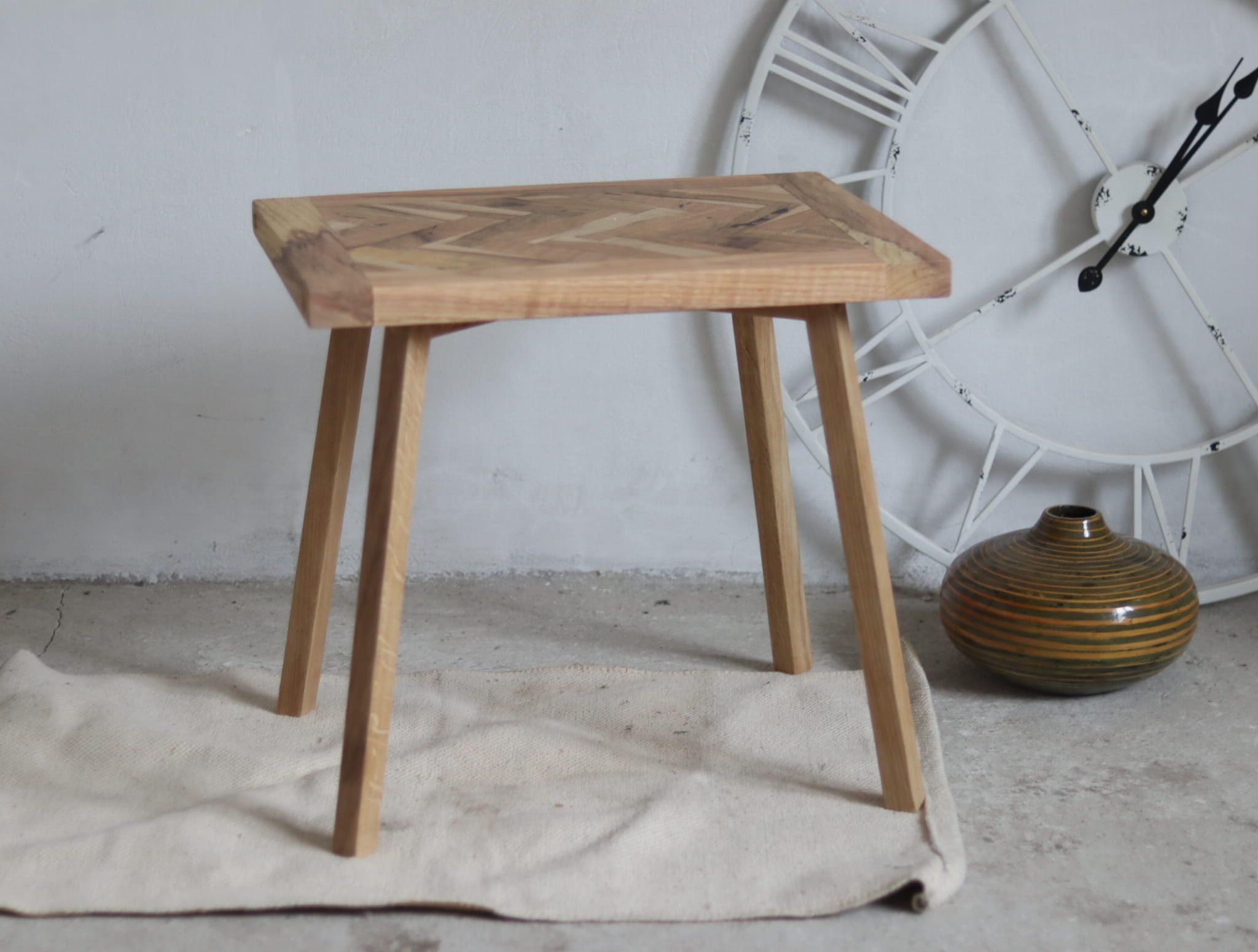 Drewniany mały stolik kawowy ręcznie wykonany z drewna dębowego.