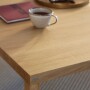 Prosty, niski stolik kawowy wykonany w całości z litego drewna dębowego.