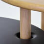 Stolika można używać na zewnątrz – dolna część stolika wykonana jest z aluminium, dlatego możesz używać jej na balkonie lub w ogrodzie, bez obawy o rdzewienie. Waga lekka - aluminiowa część mebla jest bardzo lekka, co ułatwia jego aranżację. Dbałość o każdy detal – drewniane toczone nogi wyglądają jakby były wciągane przez aluminiową podstawą, której piękną formę uzyskaliśmy poprzez jej wyciskanie i spawanie.