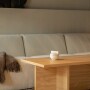 Dębowa drewniana ława do salonu na dwóch szerokich dębowych nogach połączonych podłużna deską. Ława w stylu country, japadni, scanii.