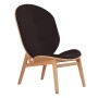 Nowoczesny, wygodny dębowy fotel w stylu skandynawskim z czarną tapicerką.