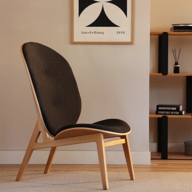 Nowoczesny, wygodny dębowy fotel w stylu skandynawskim z czarną tapicerką.