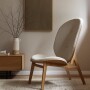 Duży wygodny drewniany designerski fotel z białą tapicerką, do salonu, czytania lub karmienia.W zestawie z podnóżkiem lub bez.
