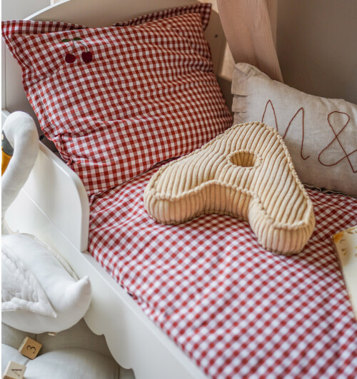 Komplet poszewek wykonany z wysokogatunkowej bawełny w kratę gingham. Zapinana na suwak, poszewka na poduszkę ozdobiona haftowaną aplikacją w kształcie wisienki.