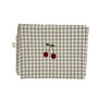 Komplet poszewek wykonany z wysokogatunkowej bawełny w kratę gingham w kolorze szarym. Zapinana na suwak, poszewka na poduszkę ozdobiona haftowaną aplikacją w kształcie wisienki.