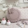 Miękka elegancka aksamitna poduszka z ozdobnym motylkiem