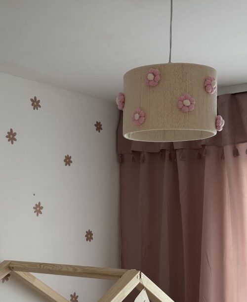 Lampa z małymi różowymi kwiatkami na szydełku