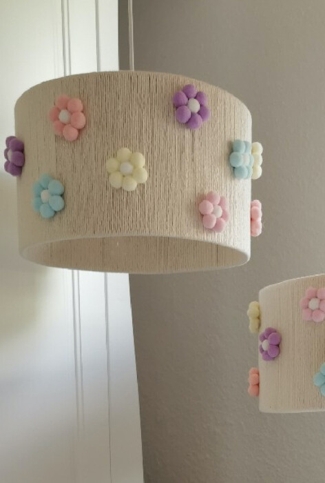 Boho lampa do pokoju dziecka, ze sznurka, z kwiatkami z pomponów