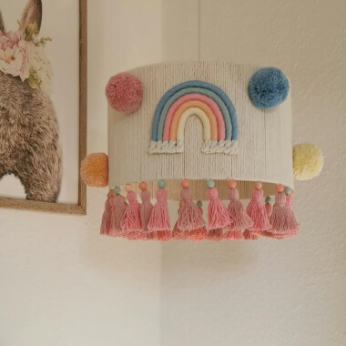 Lampa wisząca do pokoju dziecka- żyrandol, klosz z tęczą, pomponami, koralikami oraz chwostami