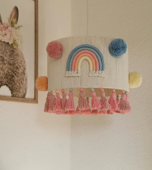 Lampa wisząca do pokoju dziecka- żyrandol, klosz z tęczą, pomponami, koralikami oraz chwostami