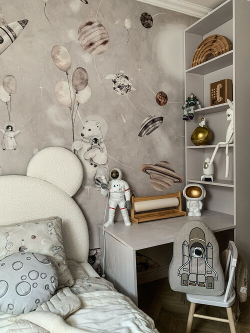 Beżowa tapeta- mural na ścianę przedstawiająca kosmos i zwierzątka w kosmosie w beżowej tonacji  IG: nasz_swiat_moimi_oczami