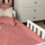 Bordowo różowa tapeta w pionowe pasy -fale