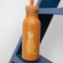 Materiał: butelka: 100% stal nierdzewna zakrętka: 100% PP sznurek: 100% PES Pojemność: 500 ml