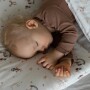 Dziecko śpiące w bambusowej pościeli we wzorze baby showem