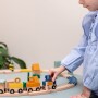 Drewniany pociąg Trixie Baby – zestaw kolejowy dla dzieci z wagonikami i torami