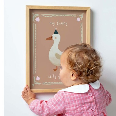 Różowy plakat z białą gąską. Utrzymany w ciepłych pastelowych kolorach.