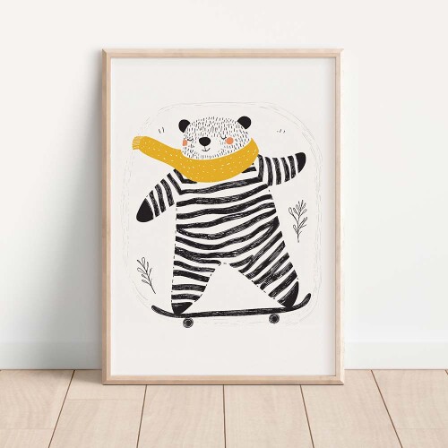 Plakat do pokoju dziecka z ilustracją misia na deskorolce w delikatnych kolorach.