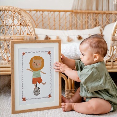 Plakat do pokoju dziecka z lwem w cyrku – kolorowa i radosna ilustracja dla malucha
