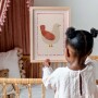 Pastelowy plakat z różowym ptaszkiem do pokoju dziecka – urocza i spokojna ilustracja ścienna.