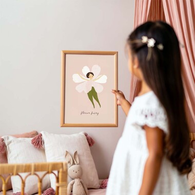 Pastelowy plakat magiczna wróżka – przyjaciółka snów i radości, na różowym tle.