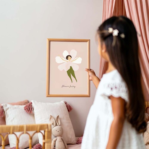 Pastelowy plakat magiczna wróżka – przyjaciółka snów i radości, na różowym tle.