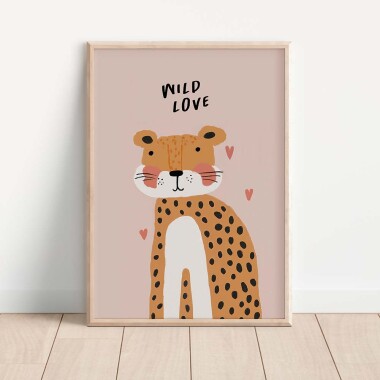 Plakat z lampartem ilustrowanym na różowym tle i napisem wild love.