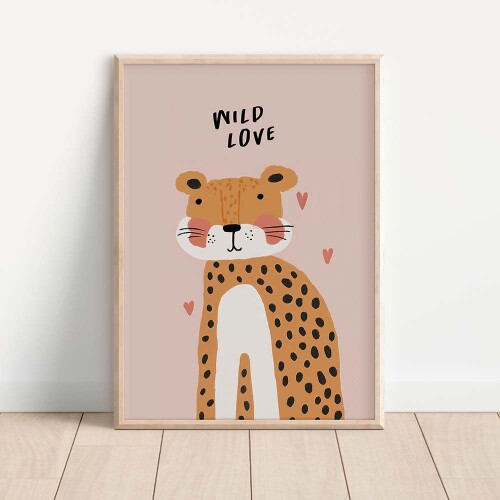 Plakat z lampartem ilustrowanym na różowym tle i napisem wild love.