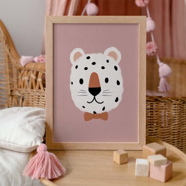 Plakat „Przyjaciel Gepard” to pełna pozytywnej energii ilustracja z uroczym gepardem, który wnosi do dziecięcego pokoju radość i odrobinę dzikiej natury.