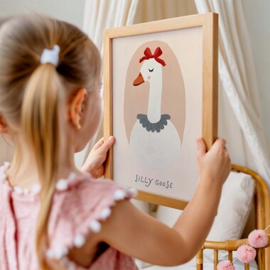 Plakat „Gąska Maja” to subtelna i pełna wdzięku dekoracja, która wprowadza do dziecięcego wnętrza ciepło i spokój. Przedstawia uroczą gąskę w pastelowej tonacji – idealnie wpisującą się w delikatny, skandynawski styl aranżacji.