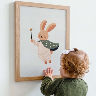 Pastelowy plakat do pokoju dziecka z króliczkiem w pelerynie i z różdżką