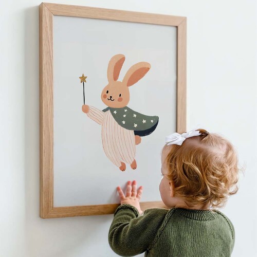 Pastelowy plakat do pokoju dziecka z króliczkiem w pelerynie i z różdżką