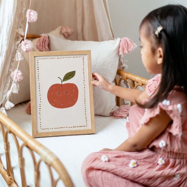 Pastelowy plakat z czerwonym jabłuszkiem na beżowym tle
