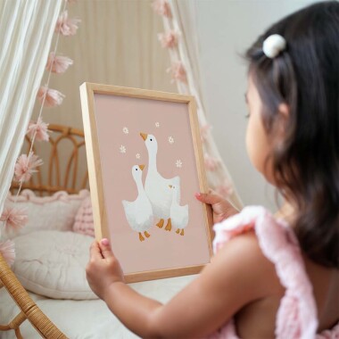Plakat w słodkich pastelowych kolorach z mamą gąską i maluchami na różowym tle.