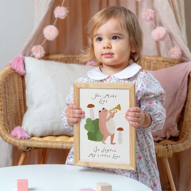 Kolorowy pozytywny plakat na ścianę do pokoju dziecka z różową żabką grającą na trąbce.`z