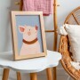 Pastelowy wesoły plakat ilustrowany ze świnką w czerwonym kołnierzyku