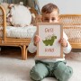 Plakat z dinozaurem i kwiatkami – przyjazna ilustracja do pokoju dziecka