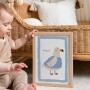 Plakat dziecięcy z mewą i napisem „Bonjour” – pastelowa, delikatna dekoracja do pokoju malucha