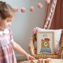 Plakat ilustrowany w stylu vintage z misiem w francuskim stylu