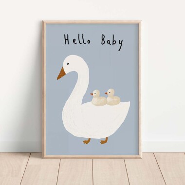 Pastelowy ilustrowany plakat do pokoju dziecka z mamą gąską i małymi gąskami na niebiesko- szarym tle.