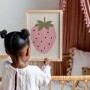 Pastelowy ilustrowany plakat do pokoju dziecka z różową truskawką.