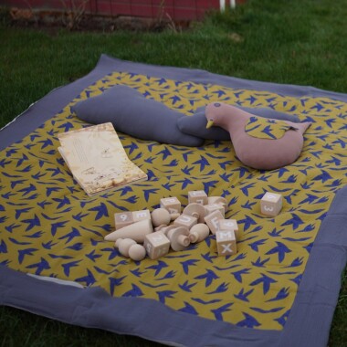Modern Denim – muślinowy koc piknikowy XXL – mata piknikowa 180×150 cm MATA PIKNIKOWA GRANATOWO ŻÓŁTA W PTAKI