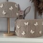 Brązowo-bezowy okrągły abażur w kremowe małe motylki, w stylu boho.