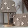 Brązowa sznurkowa boho lampka nocna na drewnianej podstawie w małe motylki