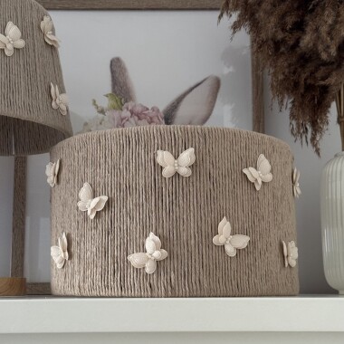 Brązowo-bezowy okrągły abażur w kremowe małe motylki, w stylu boho.